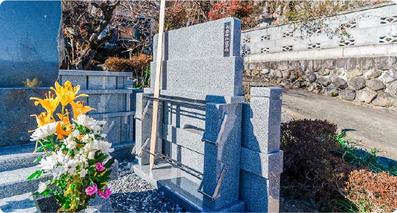 塔婆立てと墓誌プレートの写真